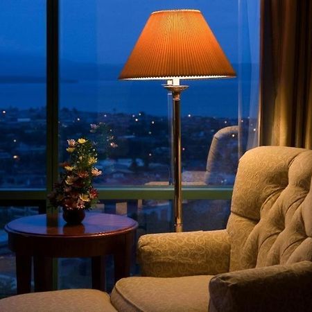 达沃市马可波罗酒店 客房 照片 A table lamp