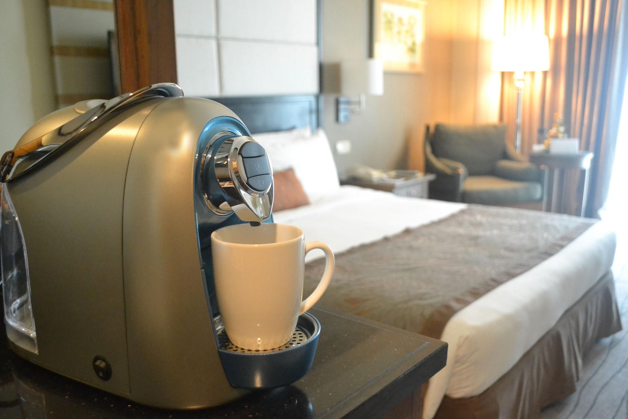 达沃市马可波罗酒店 外观 照片 A Nespresso machine in a hotel room