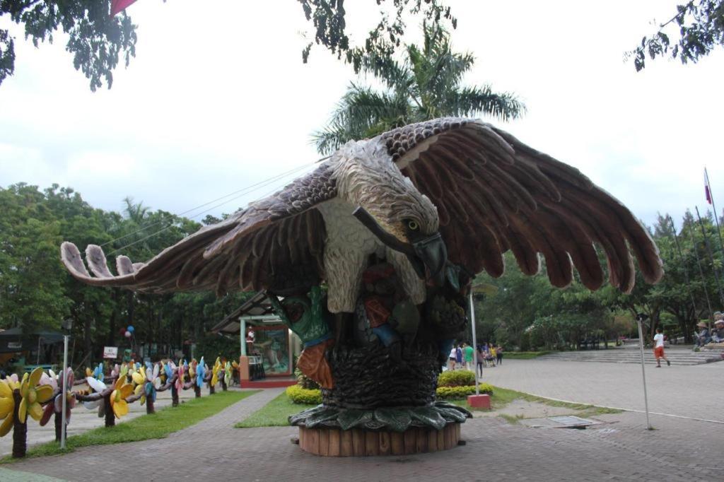 达沃市马可波罗酒店 外观 照片 The Eagle statue at the entrance of the park