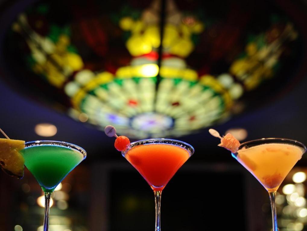 达沃市马可波罗酒店 外观 照片 Cocktails at the bar