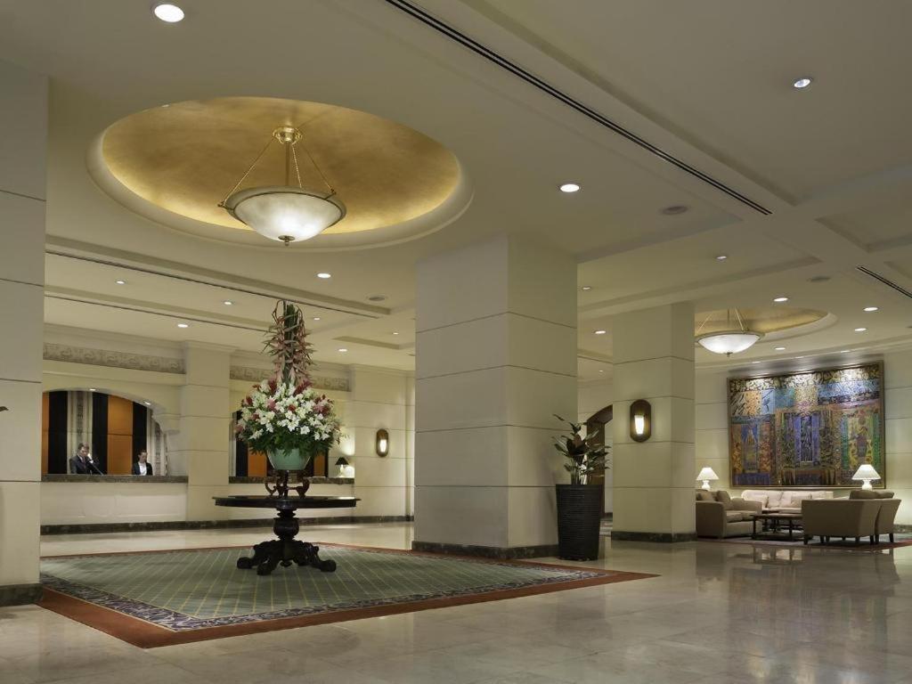达沃市马可波罗酒店 外观 照片 The lobby of the Taj Bengal