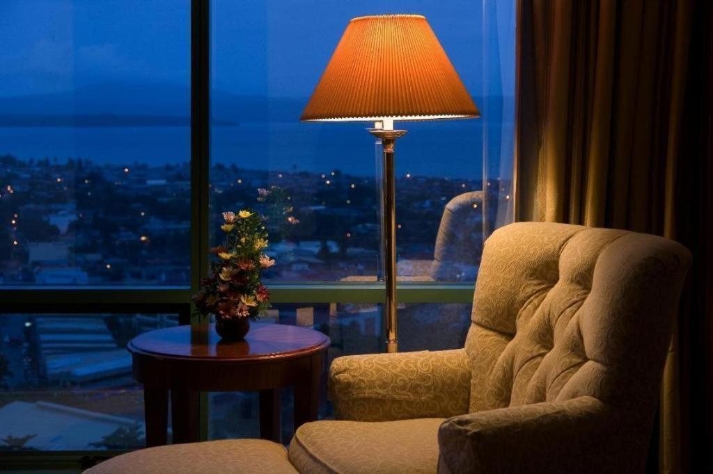 达沃市马可波罗酒店 客房 照片 A table lamp