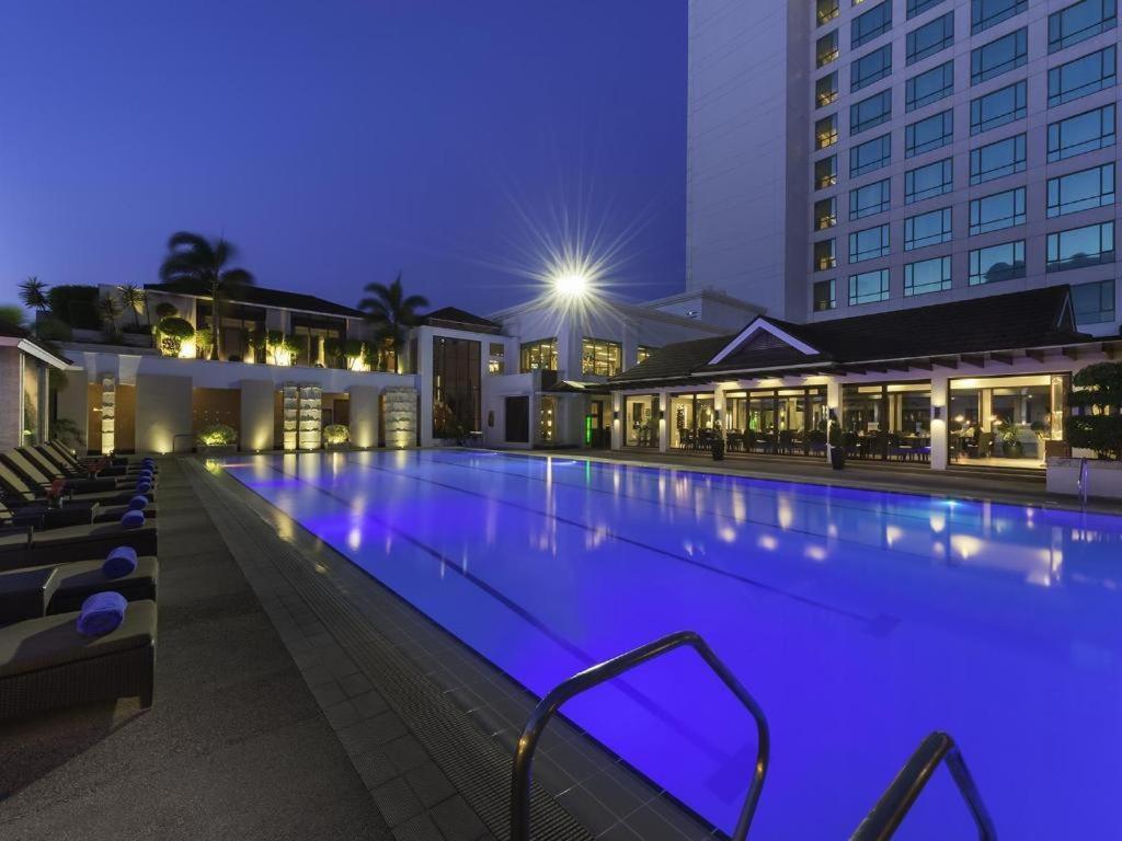 达沃市马可波罗酒店 外观 照片 The pool at the hotel