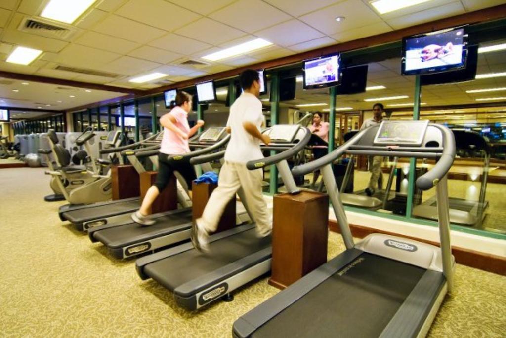 达沃市马可波罗酒店 外观 照片 A row of treadmills