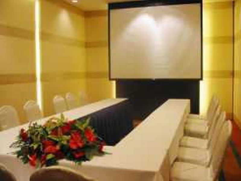 达沃市马可波罗酒店 外观 照片 A projection screen in a meeting room