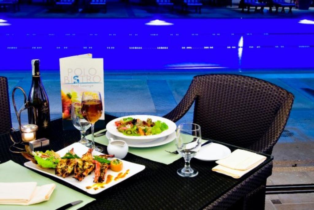 达沃市马可波罗酒店 外观 照片 Poolside dining at the hotel