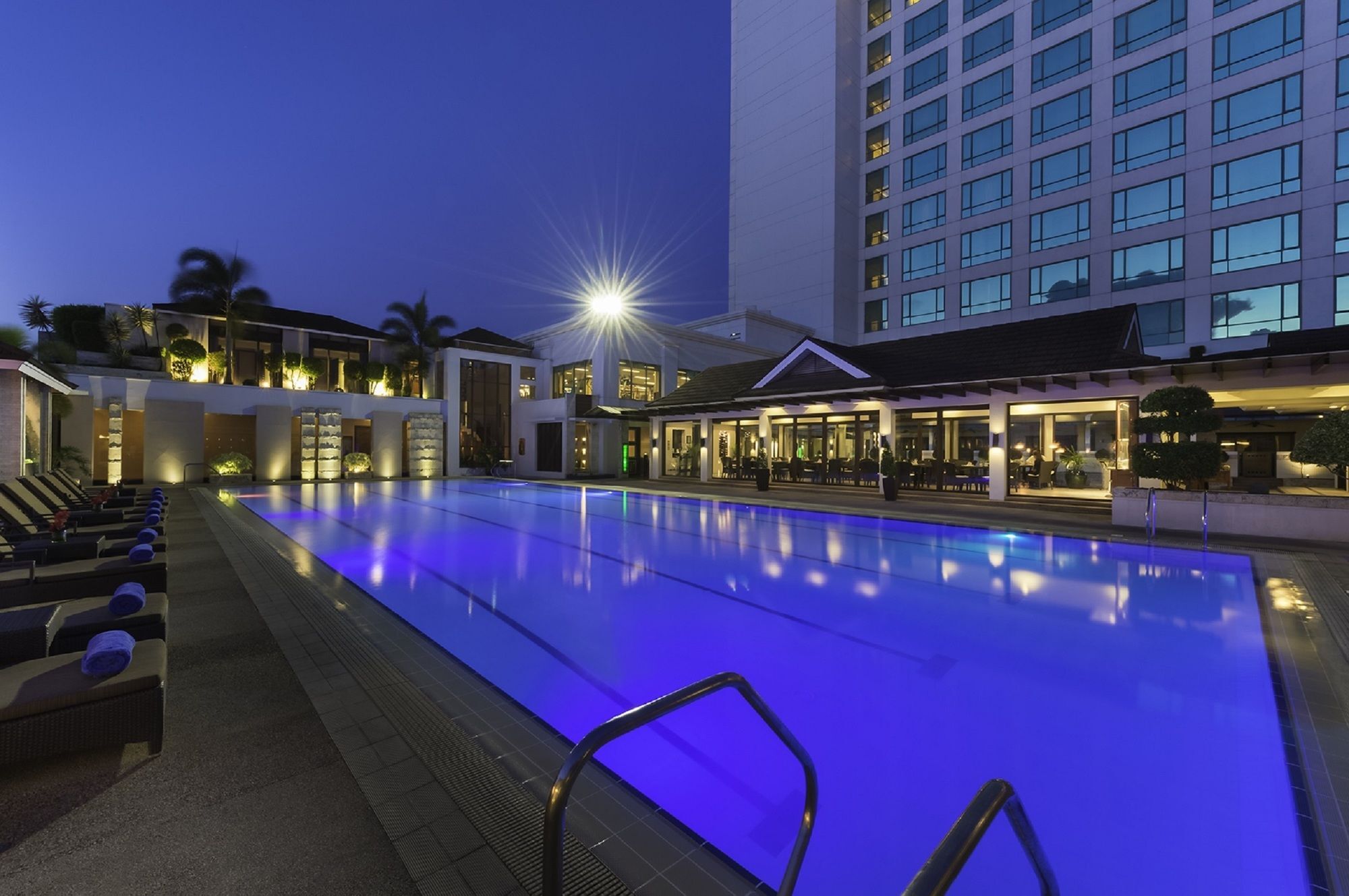 达沃市马可波罗酒店 外观 照片 The pool at the hotel