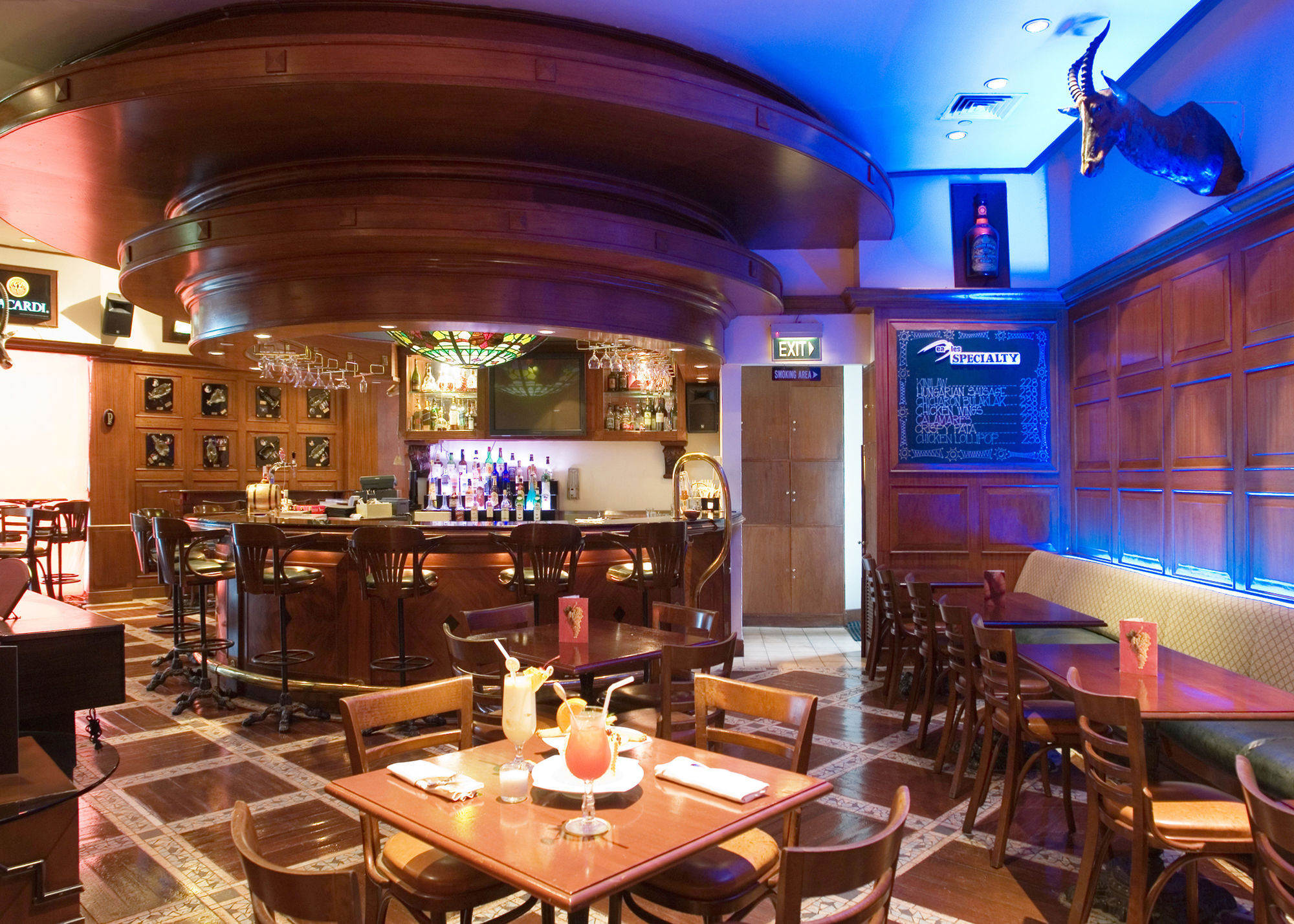 达沃市马可波罗酒店 外观 照片 The interior of a typical bar